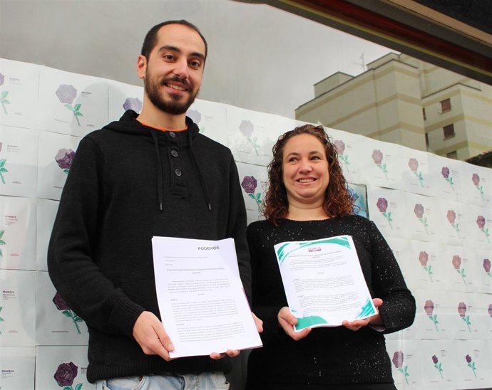 Héctor Piernavieja y la concejala de Somos Mieres, Patricia García.