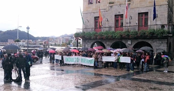 Concentración en Castro Urdiales para pedir el indulto para el Hotel Miramar