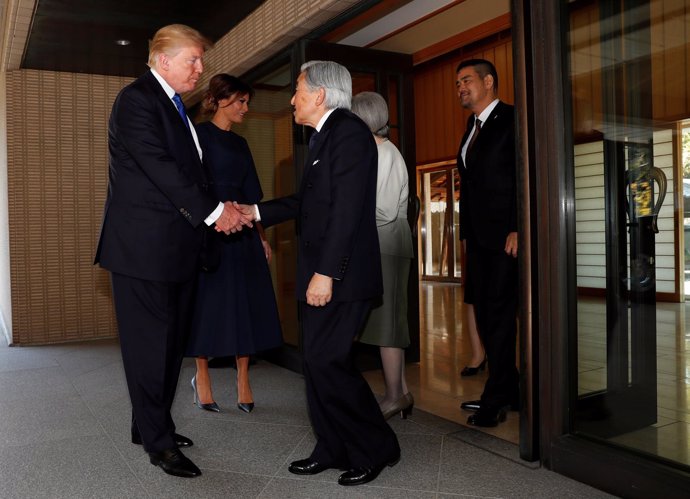 Trump saluda al emperador Akihito de Japón durante su encuentro en Tokio