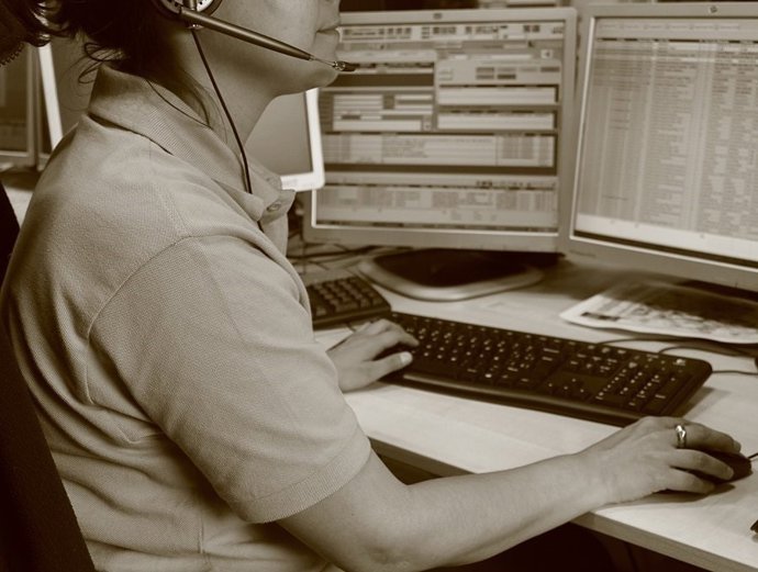 Imagen de una operadora del 112 en CyL