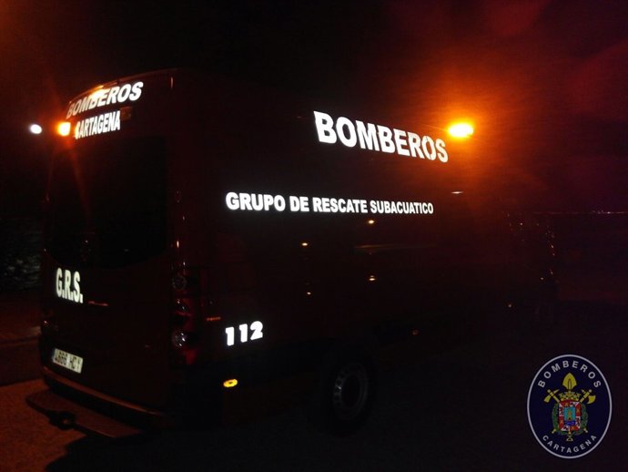 Equipo grupo de rescate subacuático