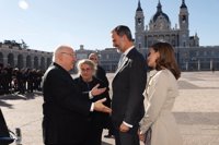 Los Reyes reciben al presidente israelí y su esposa con honores militares en el Palacio Real
