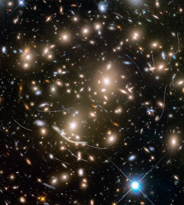 Estelas de asteroides en imágenes de galaxias distantes del Hubble