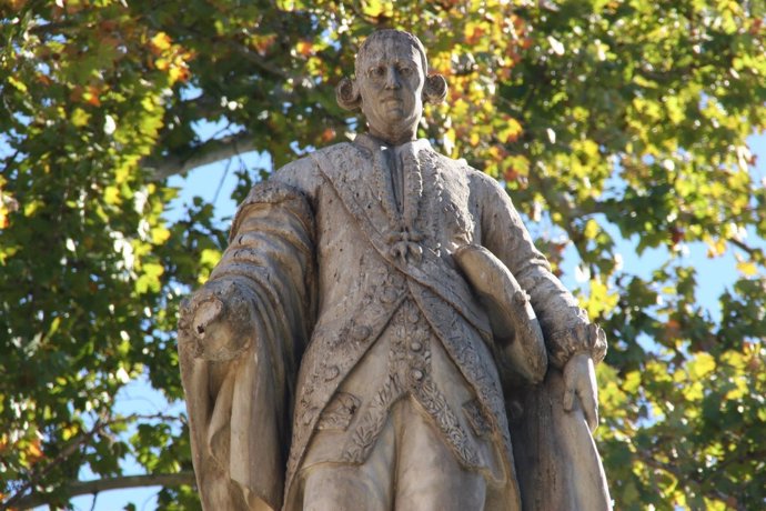 Imagen de la estatua Conde Floridablanca en mal estado