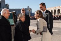 Los Reyes reciben al presidente israelí y su esposa con honores militares en el Palacio Real