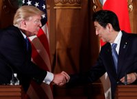 Trump se compromete a trabajar con Japón para frenar las "agresiones" de Corea del Norte