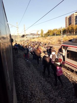 Viajeros de Cercanías se echan a las vías