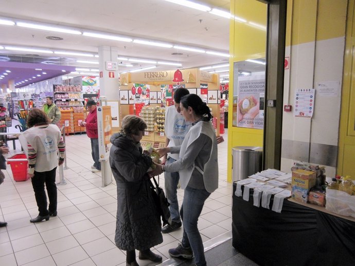Voluntarios del Banco, en un supermercado de Calahorra