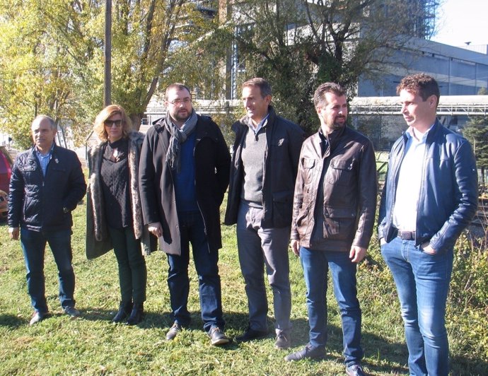 Foto de reunión socialistas en La Robla