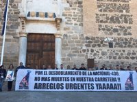 La Plataforma N-430 reclama a las puertas del Palacio de Fuensalida en Toledo que la Junta "no se olvide" de su causa