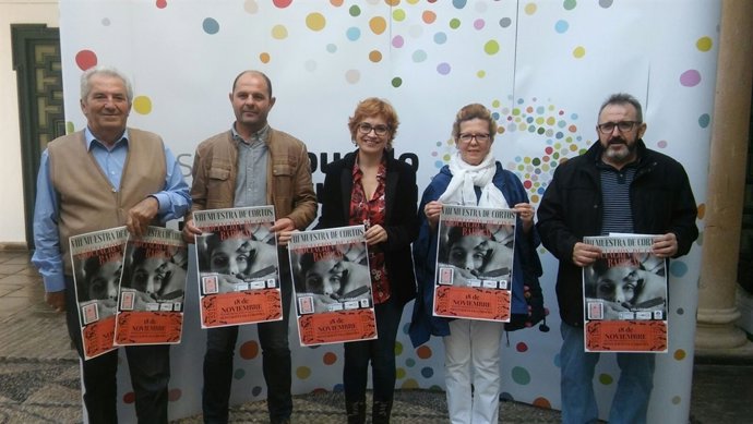 Marisa Ruz (centro), durante la presentación de la muestra