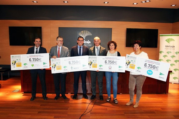 Cheque Fundación Unicaja a cuatro colectivos por carrera ciudad malaga