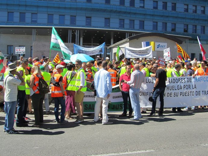Concentració d'Examinadors de Trànsit davant la DGT                            