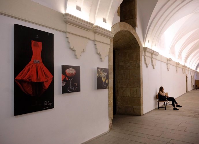 La UPSA acoge una exposición sobre moda y gastronomía.