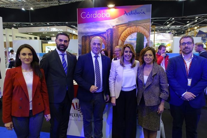 Antonio Ruiz y Susana Díaz (centro), junto a otras autoridades, en la feria