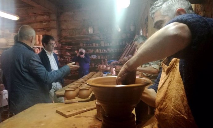 Negueruela de visita a un comercio emblemático 