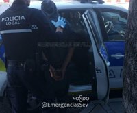 Sucesos.- Detenido por agredir y robar de un 'tirón' el bolso a una mujer en Sevilla