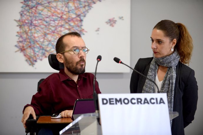 Los dirigentes de Podemos Pablo Echenique y Noelia Vera