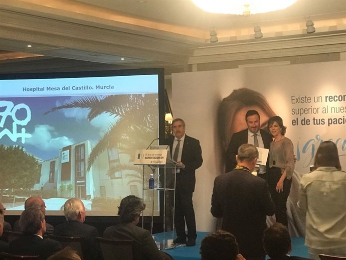 Luis Mesa del Castillo recibe el premio QH