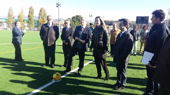 Pilar Alegría en el nuevo céspede del campo de fútbol.