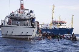 Rescate de migrantes por Sea-Watch en el Mediterráneo