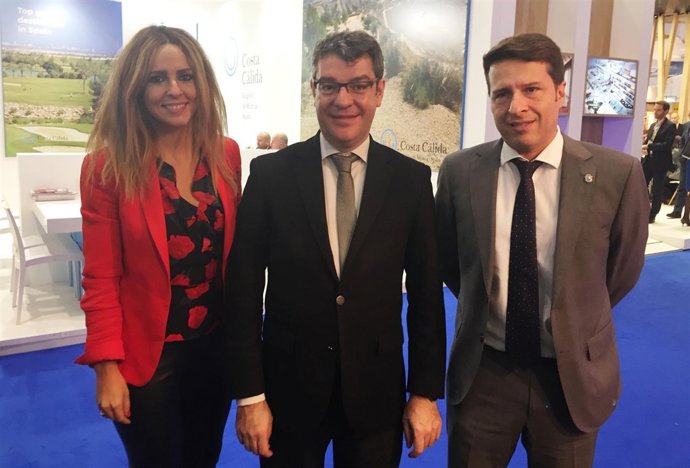 Oscar Medina con Sandra Extremera y Alvaro Nadal ministro de Turismo