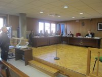 La defensa del acusado de arrojar a su mujer por la ventana en Vigo dice que se tiró ella