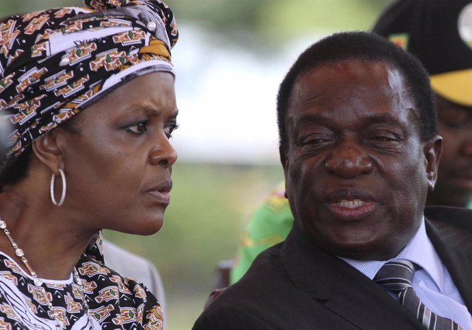 Grace Mubage y Emmerson Mnangagwa