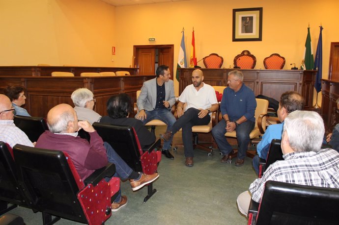 Reunión de Melero (centro)  y Lara (izda.) con los familiares