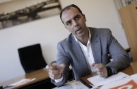 Millán lamenta las "inmensas colas" de turistas esperando taxis en el aeropuerto y pide "valentía" a Espadas