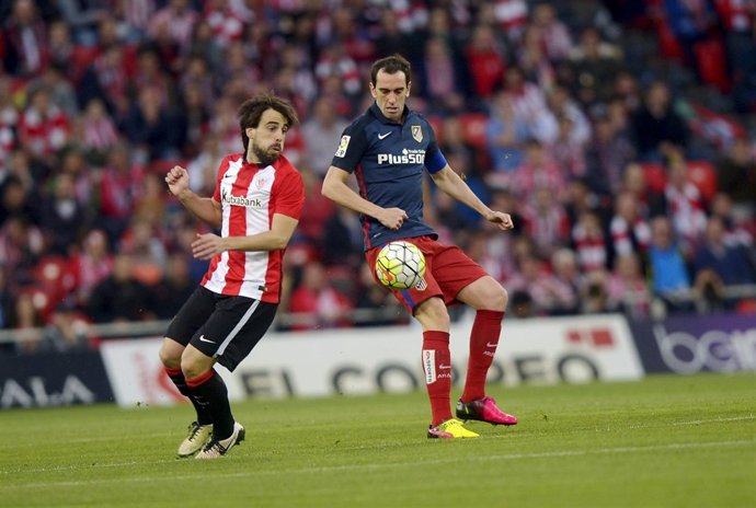 Beñat y Godín pelean por un balón