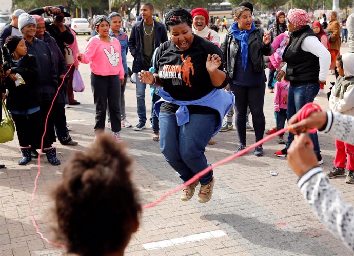 Una mujer obesa saltando a la cuerda en Sudáfrica 