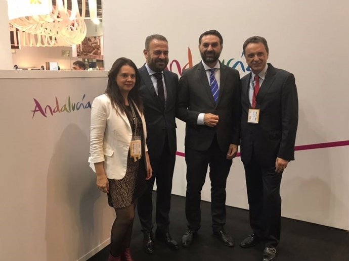El alcalde de Torremolinos con el consejero de Turimo en la WTM de Londres 