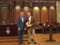 Pérez-Reverte al recibir el Premio Internacional Barcino: "La historia ayuda a comprender el presente"