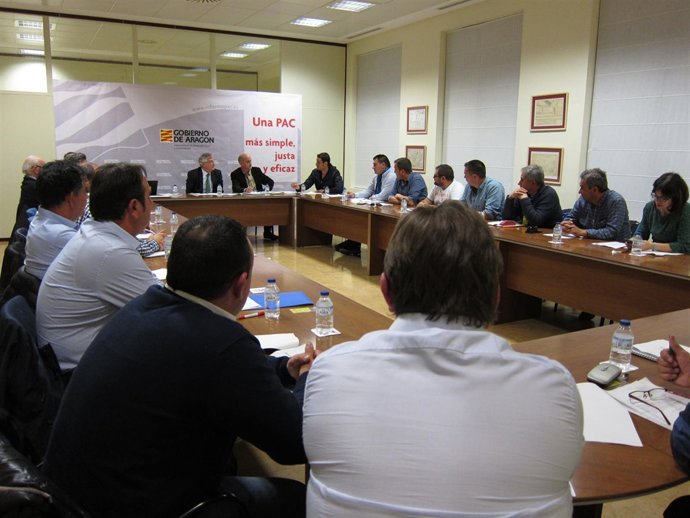 Olona se ha reunido con el sector frutícola de Aragón esta tarde en Zaragoza
