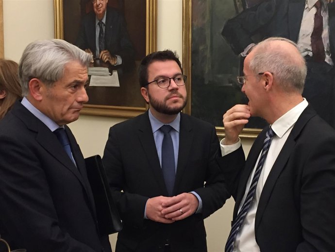 En el centro, Pere Aragonès