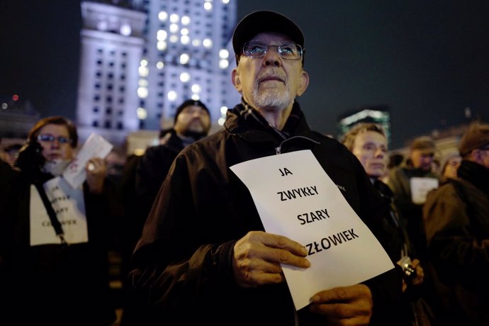 Manifestantes en Varsovia homenajean al hombre que se predió fuego como protesta
