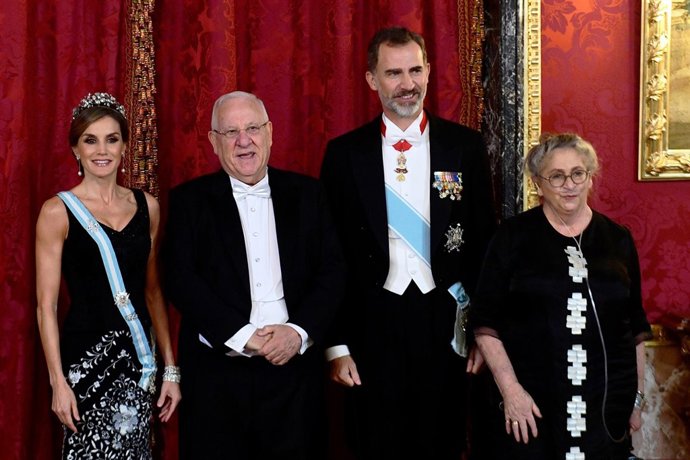 King Felipe VI of Spain and Israeli President Reuven Rivlin pose with their wive