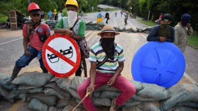 Indígenas bloquean carreteras en Colombia