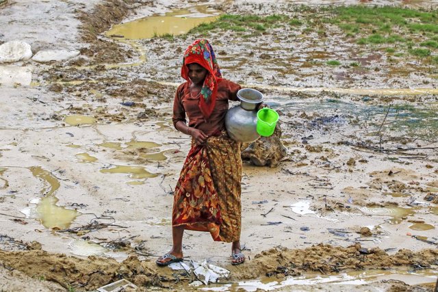 Refugiada rohingya recogiendo agua