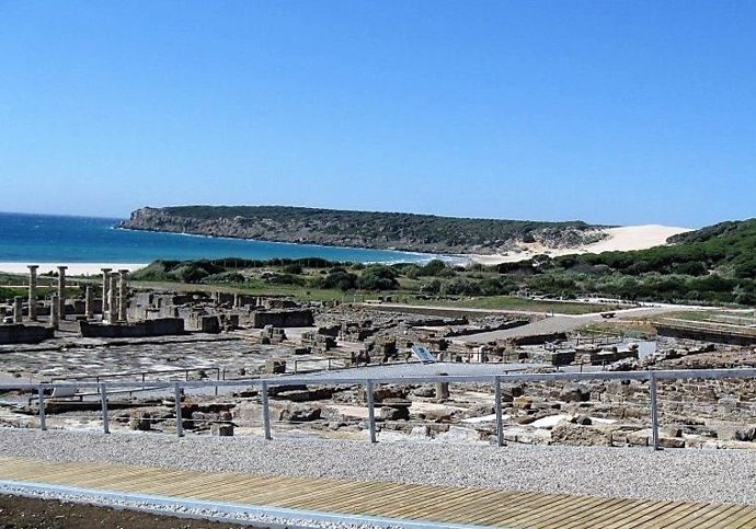 Imagen de la playa de Bolonia y de Baelo Claudia