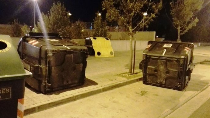 Contenedor arrastrado por el viento en Parque Venecia