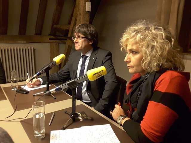 Carles Puigdemont y la periodista Mònica Terribas