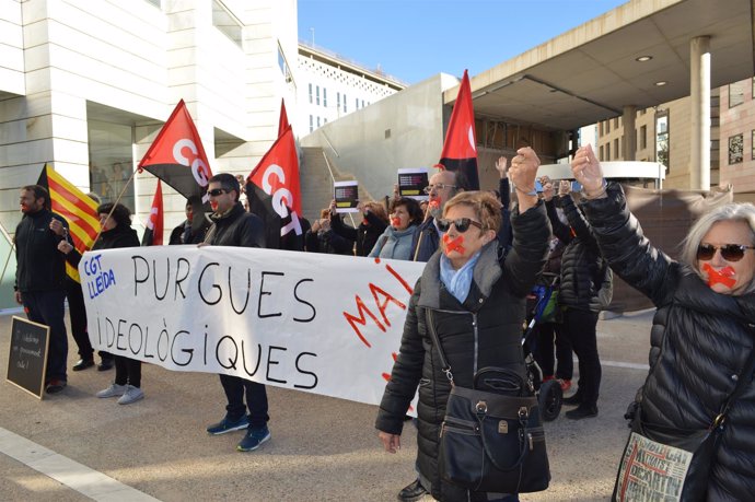 Manifestación de apoyo a maestros de La Seu d'Urgell citados a declarar