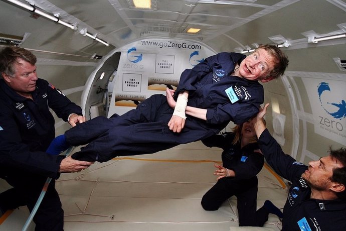 Stephen Hawking durante un vuelo en gravedad cero