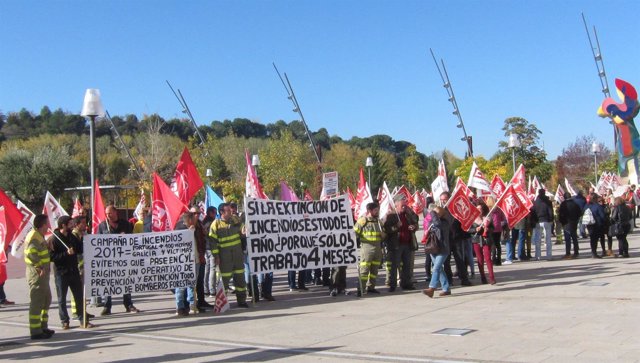 Protesta de los miembros de operativos de extinción de incendios ante las Cortes