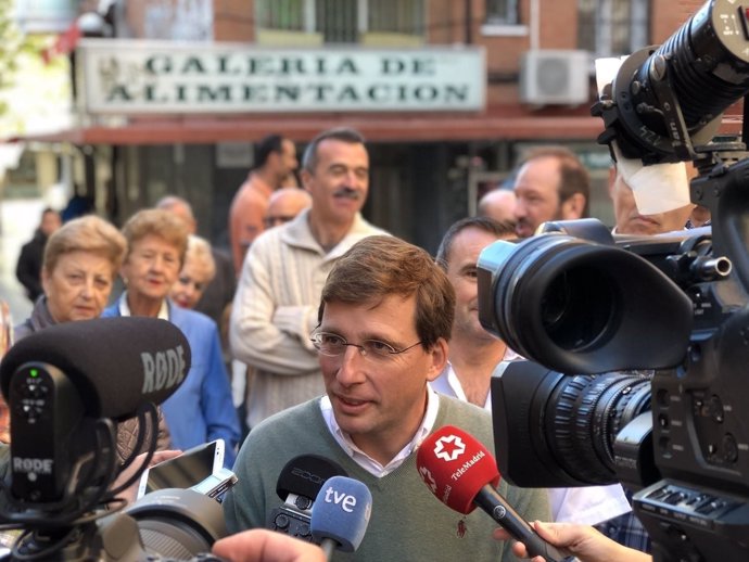 Martínez-Almeida en declaraciones a la prensa en Quintana