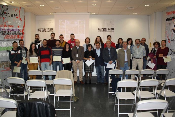 Carmona, con los alumnos de la Escuela de Joyería