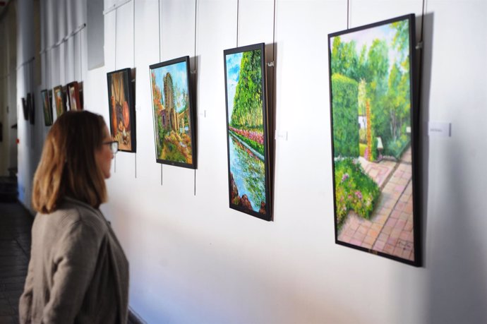 Una visitante contempla la obra de Lozano