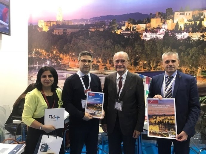 De la Torre y Andrade en la firma del Typically Spain en WTM 